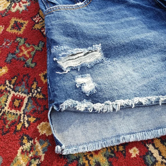 ⭐ ABERCROMBIE & FITCH | Distressed Denim Shorts - Picture 6 of 10